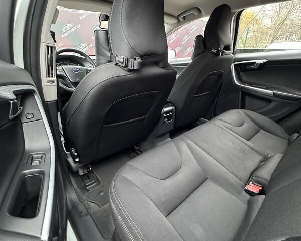 Белый Вольво B60, объемом двигателя 1.97 л и пробегом 243 тыс. км за 15800 $, фото 15 на Automoto.ua