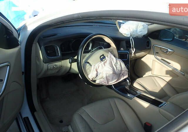 Белый Вольво B60, объемом двигателя 2 л и пробегом 122 тыс. км за 7500 $, фото 10 на Automoto.ua