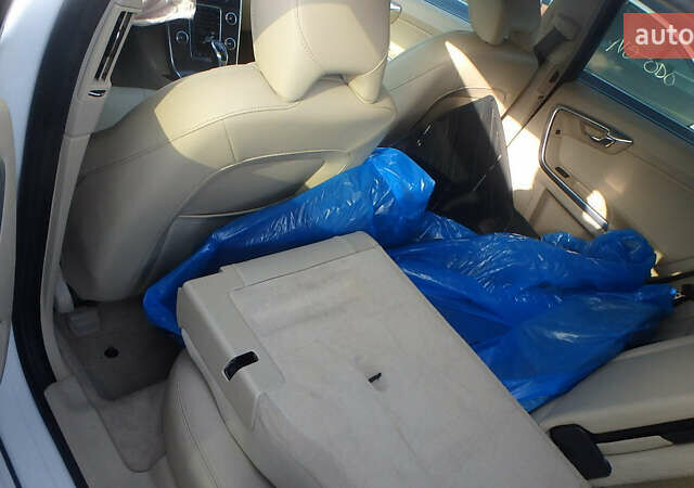 Белый Вольво B60, объемом двигателя 2 л и пробегом 122 тыс. км за 7500 $, фото 13 на Automoto.ua