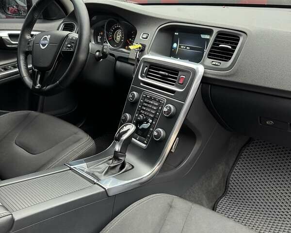 Белый Вольво B60, объемом двигателя 1.97 л и пробегом 243 тыс. км за 15800 $, фото 26 на Automoto.ua