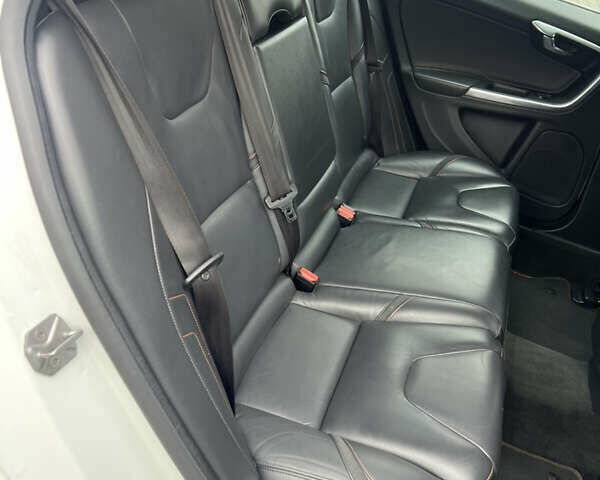 Вольво B60 2016 в Луцке на Automoto.ua Белый Вольво B60, объемом двигателя 2 л и пробегом 243 тыс. км за 15790 $, фото 40 на Automoto.ua