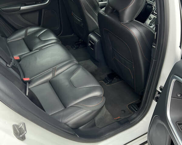 Вольво B60 2016 в Луцке на Automoto.ua Белый Вольво B60, объемом двигателя 2 л и пробегом 243 тыс. км за 15790 $, фото 39 на Automoto.ua