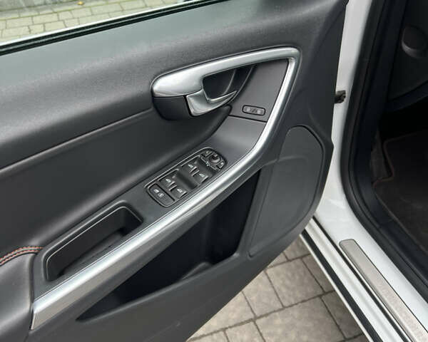 Вольво B60 2016 в Луцке на Automoto.ua Белый Вольво B60, объемом двигателя 2 л и пробегом 243 тыс. км за 15790 $, фото 27 на Automoto.ua