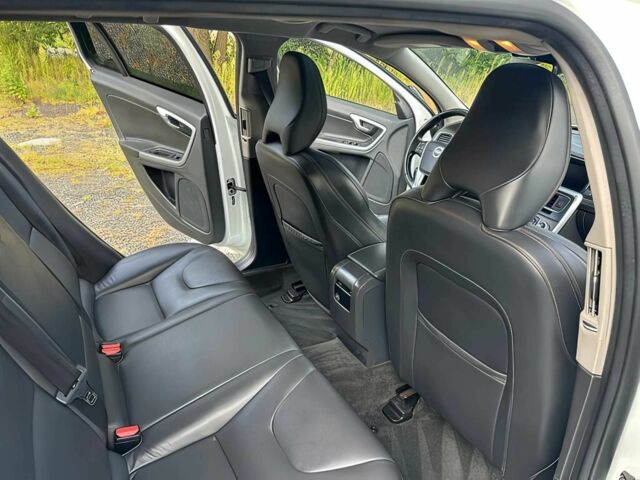 Белый Вольво B60, объемом двигателя 2.5 л и пробегом 75 тыс. км за 12000 $, фото 11 на Automoto.ua