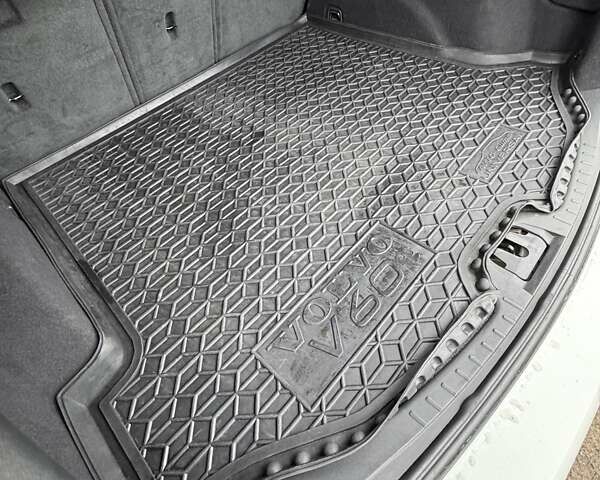 Белый Вольво B60, объемом двигателя 1.97 л и пробегом 243 тыс. км за 15800 $, фото 12 на Automoto.ua