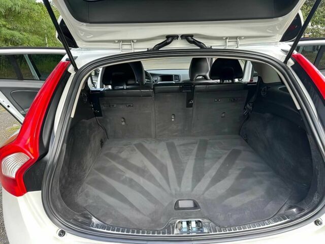 Белый Вольво B60, объемом двигателя 2.5 л и пробегом 75 тыс. км за 12000 $, фото 12 на Automoto.ua