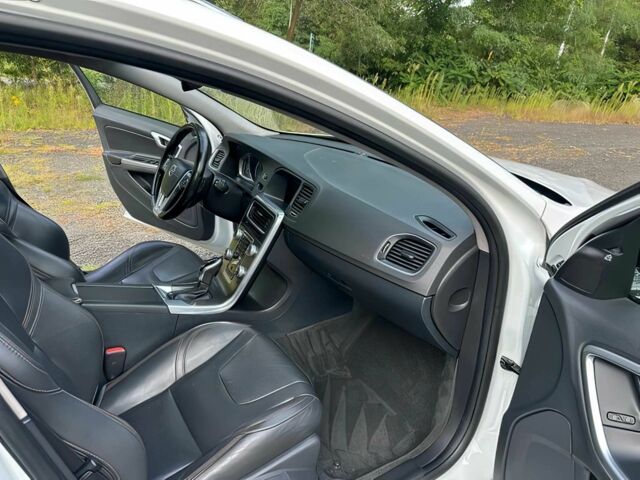 Белый Вольво B60, объемом двигателя 2.5 л и пробегом 75 тыс. км за 12000 $, фото 9 на Automoto.ua