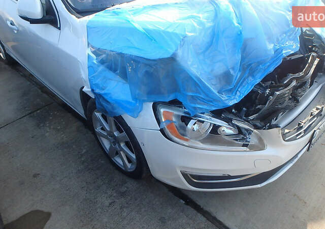 Белый Вольво B60, объемом двигателя 2 л и пробегом 122 тыс. км за 7500 $, фото 3 на Automoto.ua