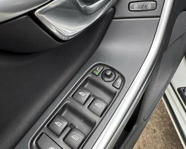 Белый Вольво B60, объемом двигателя 1.97 л и пробегом 243 тыс. км за 15800 $, фото 20 на Automoto.ua