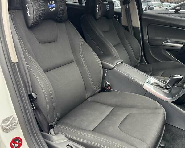 Белый Вольво B60, объемом двигателя 1.97 л и пробегом 243 тыс. км за 15800 $, фото 27 на Automoto.ua