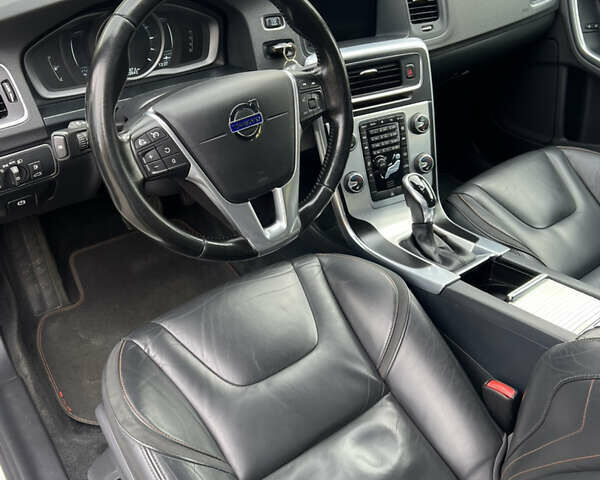 Вольво B60 2016 в Луцке на Automoto.ua Белый Вольво B60, объемом двигателя 2 л и пробегом 243 тыс. км за 15790 $, фото 28 на Automoto.ua