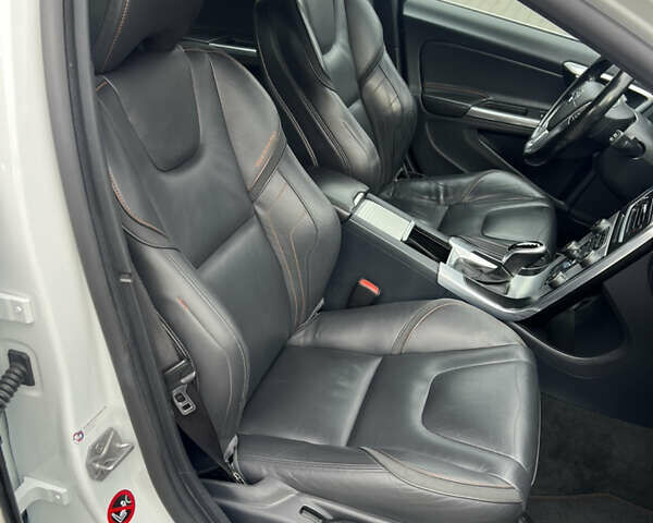 Вольво B60 2016 в Луцке на Automoto.ua Белый Вольво B60, объемом двигателя 2 л и пробегом 243 тыс. км за 15790 $, фото 29 на Automoto.ua