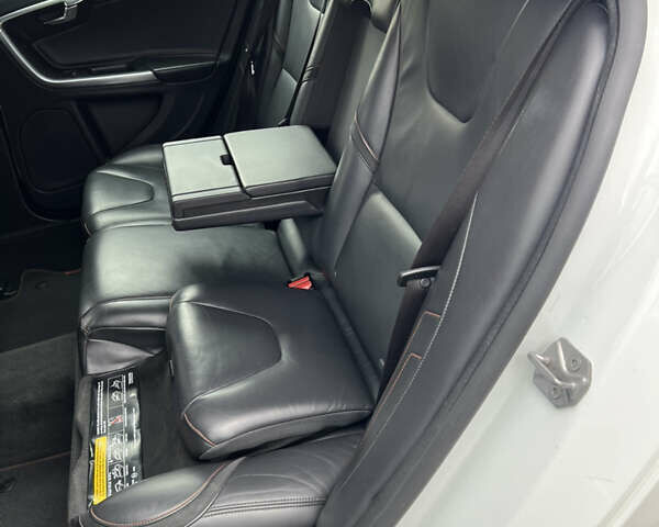 Вольво B60 2016 в Луцке на Automoto.ua Белый Вольво B60, объемом двигателя 2 л и пробегом 243 тыс. км за 15790 $, фото 38 на Automoto.ua