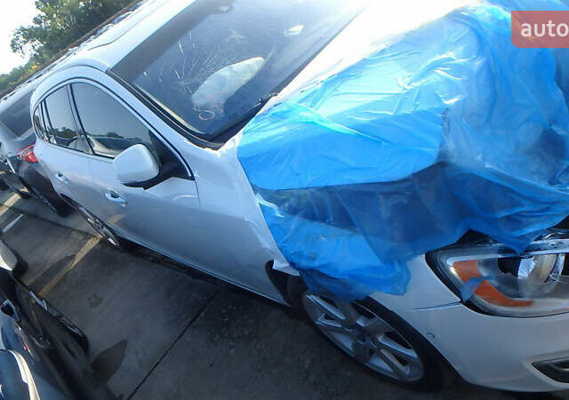 Белый Вольво B60, объемом двигателя 2 л и пробегом 122 тыс. км за 7500 $, фото 1 на Automoto.ua