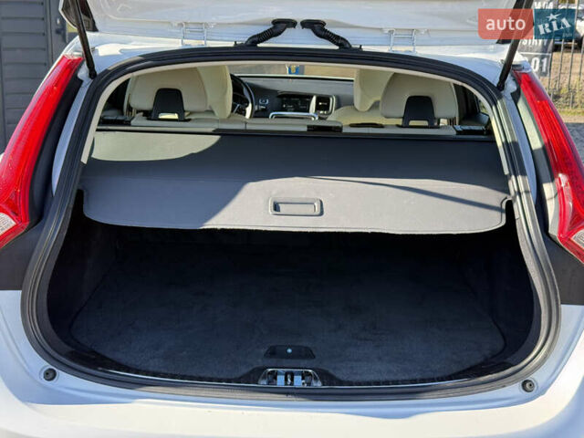 Белый Вольво B60, объемом двигателя 2 л и пробегом 190 тыс. км за 12300 $, фото 42 на Automoto.ua