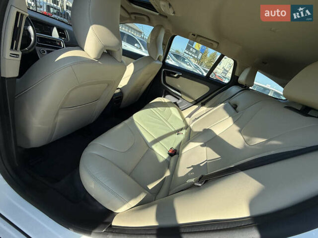 Белый Вольво B60, объемом двигателя 2 л и пробегом 190 тыс. км за 12300 $, фото 45 на Automoto.ua