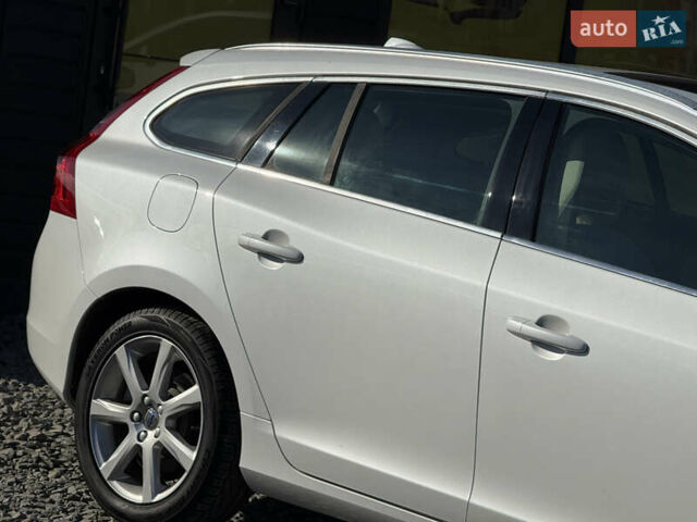 Белый Вольво B60, объемом двигателя 2 л и пробегом 190 тыс. км за 12300 $, фото 15 на Automoto.ua