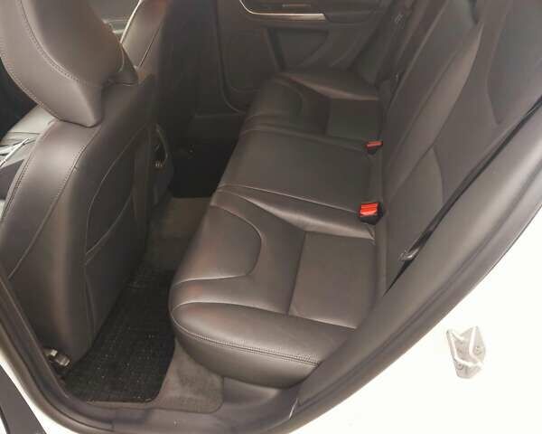 Белый Вольво B60, объемом двигателя 1.99 л и пробегом 209 тыс. км за 14600 $, фото 13 на Automoto.ua