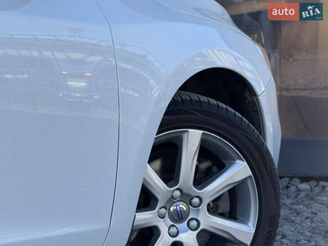 Белый Вольво B60, объемом двигателя 2 л и пробегом 190 тыс. км за 12300 $, фото 20 на Automoto.ua