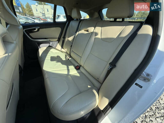 Белый Вольво B60, объемом двигателя 2 л и пробегом 190 тыс. км за 12300 $, фото 46 на Automoto.ua