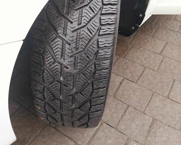 Белый Вольво B60, объемом двигателя 1.99 л и пробегом 209 тыс. км за 14600 $, фото 16 на Automoto.ua