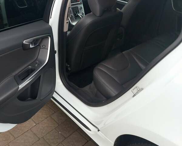 Белый Вольво B60, объемом двигателя 1.99 л и пробегом 209 тыс. км за 14600 $, фото 11 на Automoto.ua