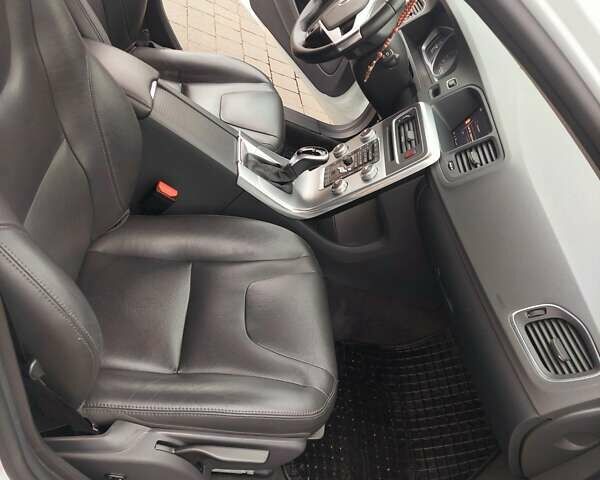 Белый Вольво B60, объемом двигателя 1.99 л и пробегом 209 тыс. км за 14600 $, фото 15 на Automoto.ua