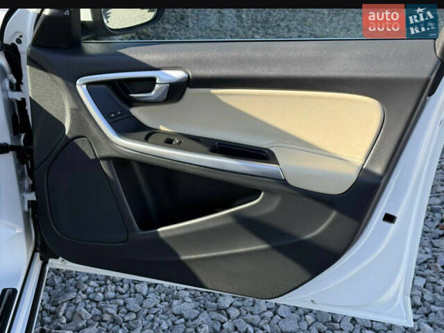 Белый Вольво B60, объемом двигателя 2 л и пробегом 190 тыс. км за 12300 $, фото 32 на Automoto.ua