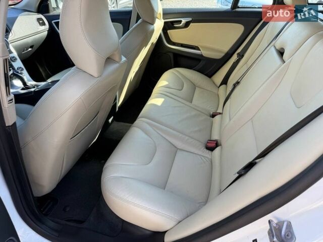 Белый Вольво B60, объемом двигателя 2 л и пробегом 190 тыс. км за 11600 $, фото 37 на Automoto.ua