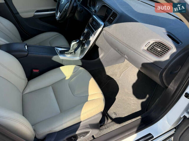 Білий Вольво B60, об'ємом двигуна 2 л та пробігом 190 тис. км за 11999 $, фото 57 на Automoto.ua