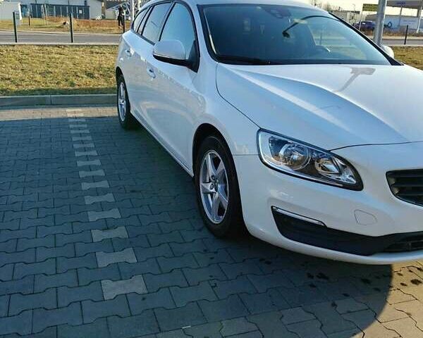 Белый Вольво B60, объемом двигателя 2 л и пробегом 280 тыс. км за 11876 $, фото 3 на Automoto.ua