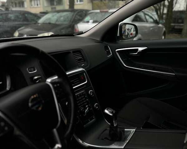 Белый Вольво B60, объемом двигателя 2 л и пробегом 280 тыс. км за 11876 $, фото 10 на Automoto.ua