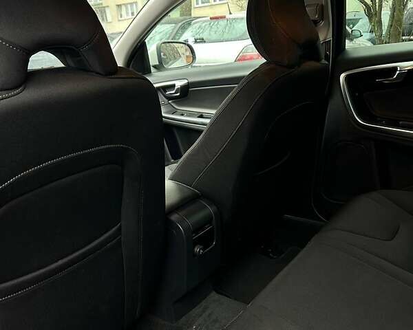 Белый Вольво B60, объемом двигателя 2 л и пробегом 280 тыс. км за 11876 $, фото 15 на Automoto.ua