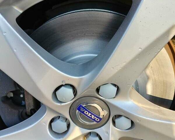 Белый Вольво B60, объемом двигателя 2 л и пробегом 280 тыс. км за 11876 $, фото 2 на Automoto.ua