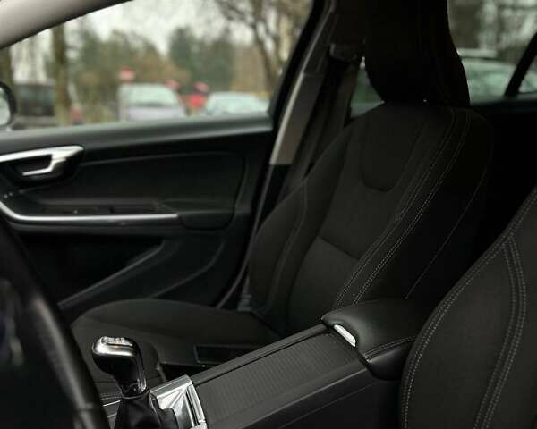 Белый Вольво B60, объемом двигателя 2 л и пробегом 280 тыс. км за 11876 $, фото 12 на Automoto.ua