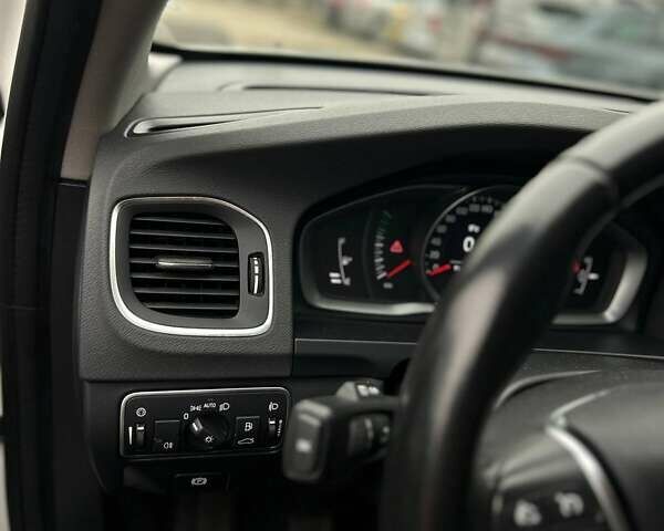 Белый Вольво B60, объемом двигателя 2 л и пробегом 280 тыс. км за 11876 $, фото 13 на Automoto.ua