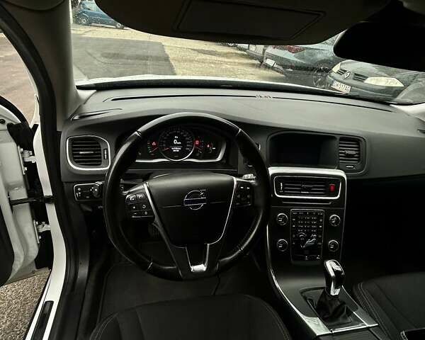 Белый Вольво B60, объемом двигателя 2 л и пробегом 280 тыс. км за 11876 $, фото 11 на Automoto.ua