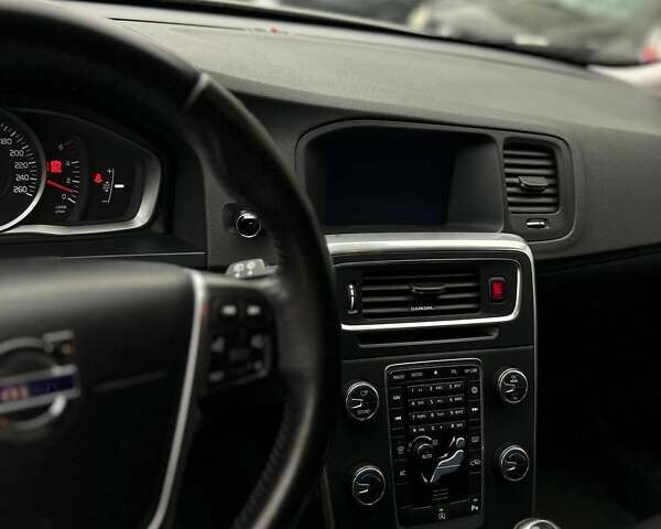 Белый Вольво B60, объемом двигателя 2 л и пробегом 280 тыс. км за 11876 $, фото 9 на Automoto.ua