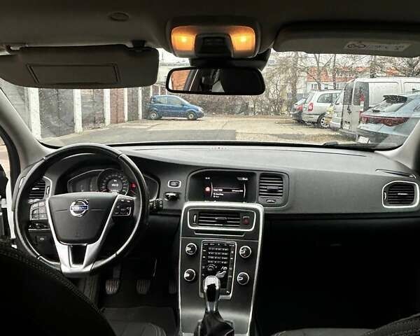 Белый Вольво B60, объемом двигателя 2 л и пробегом 280 тыс. км за 11358 $, фото 14 на Automoto.ua