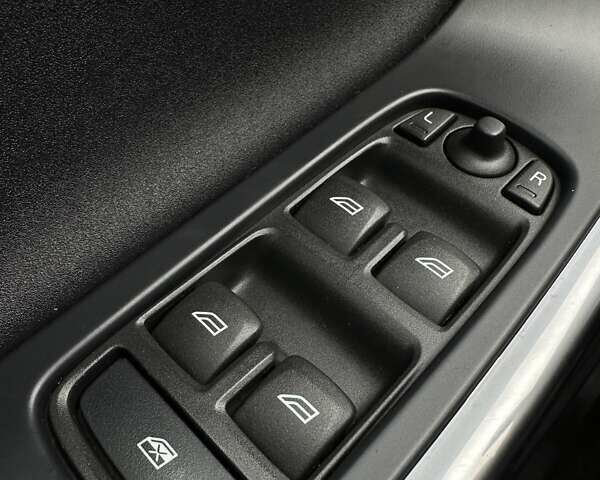 Бежевый Вольво B60, объемом двигателя 1.6 л и пробегом 215 тыс. км за 10300 $, фото 28 на Automoto.ua