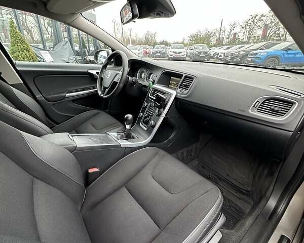 Бежевый Вольво B60, объемом двигателя 1.6 л и пробегом 215 тыс. км за 9700 $, фото 23 на Automoto.ua