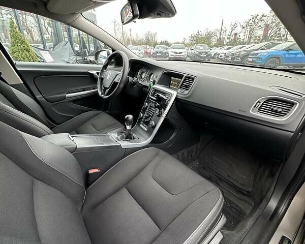 Бежевый Вольво B60, объемом двигателя 1.6 л и пробегом 215 тыс. км за 10300 $, фото 19 на Automoto.ua