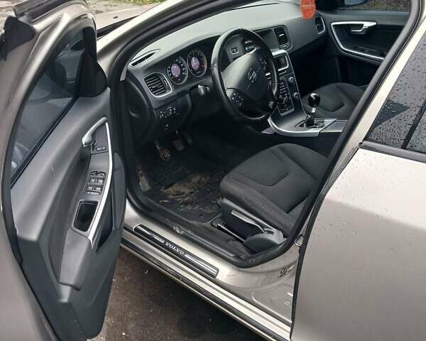 Бежевий Вольво B60, об'ємом двигуна 1.56 л та пробігом 255 тис. км за 8300 $, фото 11 на Automoto.ua