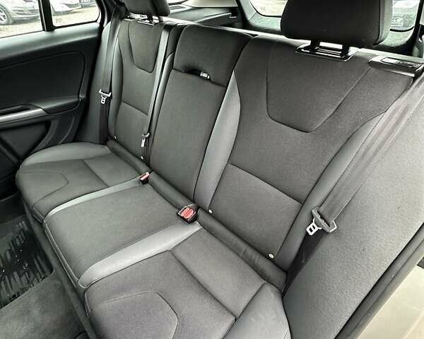 Бежевый Вольво B60, объемом двигателя 1.6 л и пробегом 215 тыс. км за 10300 $, фото 16 на Automoto.ua