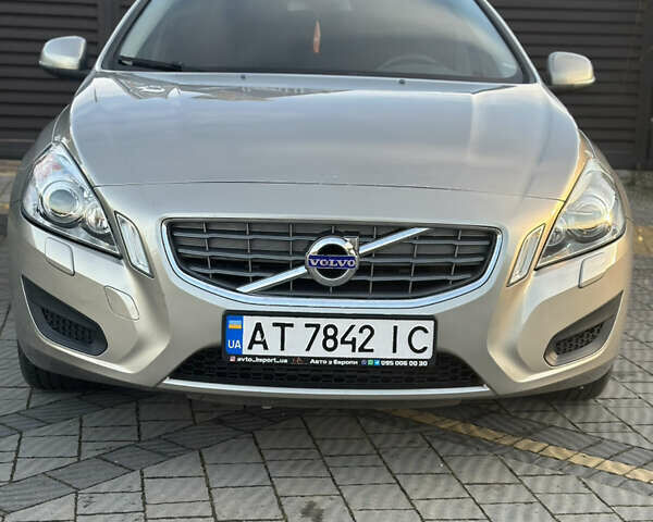 Бежевий Вольво B60, об'ємом двигуна 1.56 л та пробігом 255 тис. км за 8550 $, фото 1 на Automoto.ua