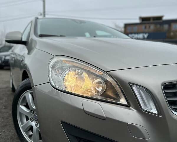 Бежевый Вольво B60, объемом двигателя 1.6 л и пробегом 215 тыс. км за 9700 $, фото 2 на Automoto.ua