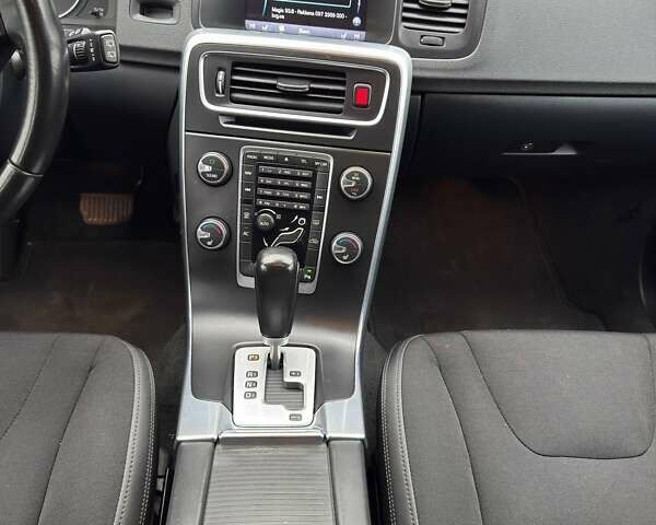 Черный Вольво B60, объемом двигателя 1.98 л и пробегом 237 тыс. км за 12700 $, фото 44 на Automoto.ua