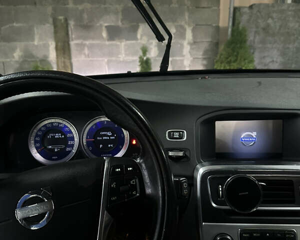 Черный Вольво B60, объемом двигателя 1.98 л и пробегом 252 тыс. км за 12500 $, фото 4 на Automoto.ua