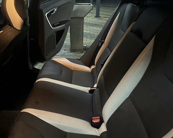 Черный Вольво B60, объемом двигателя 1.98 л и пробегом 252 тыс. км за 12500 $, фото 3 на Automoto.ua