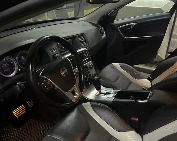 Черный Вольво B60, объемом двигателя 1.98 л и пробегом 252 тыс. км за 12500 $, фото 1 на Automoto.ua